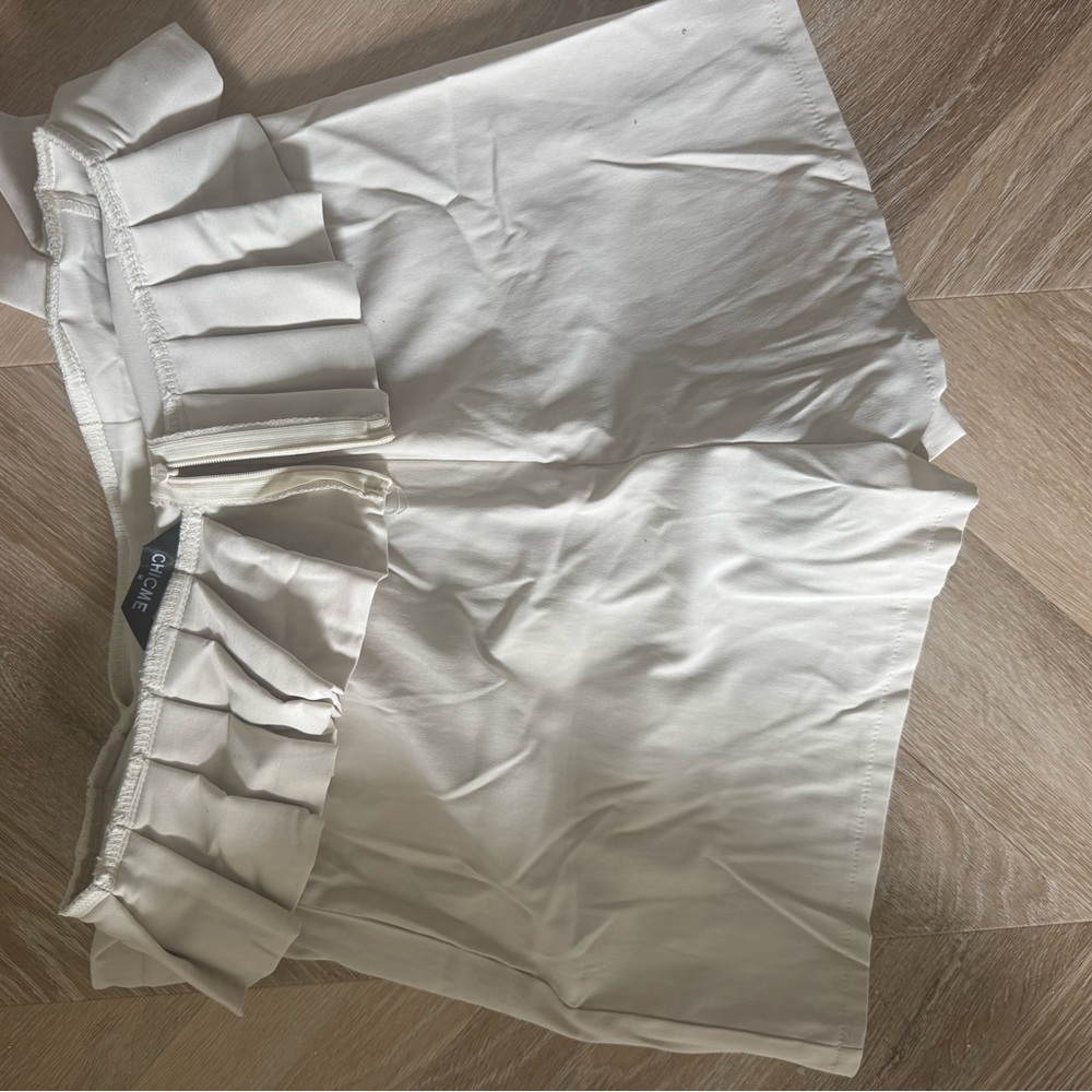 Chic Cream Ruffled Shorts - Picture 3 of 3